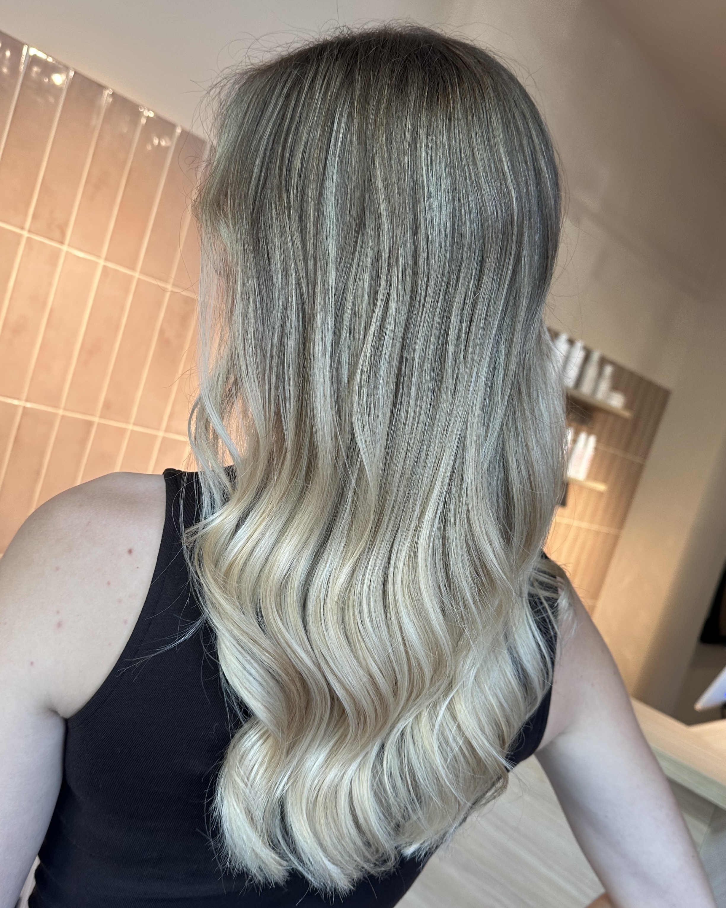 Balayage Full Blonde Imatge d'un tall de cabell i pentinat realitzat al saló de perruqueria