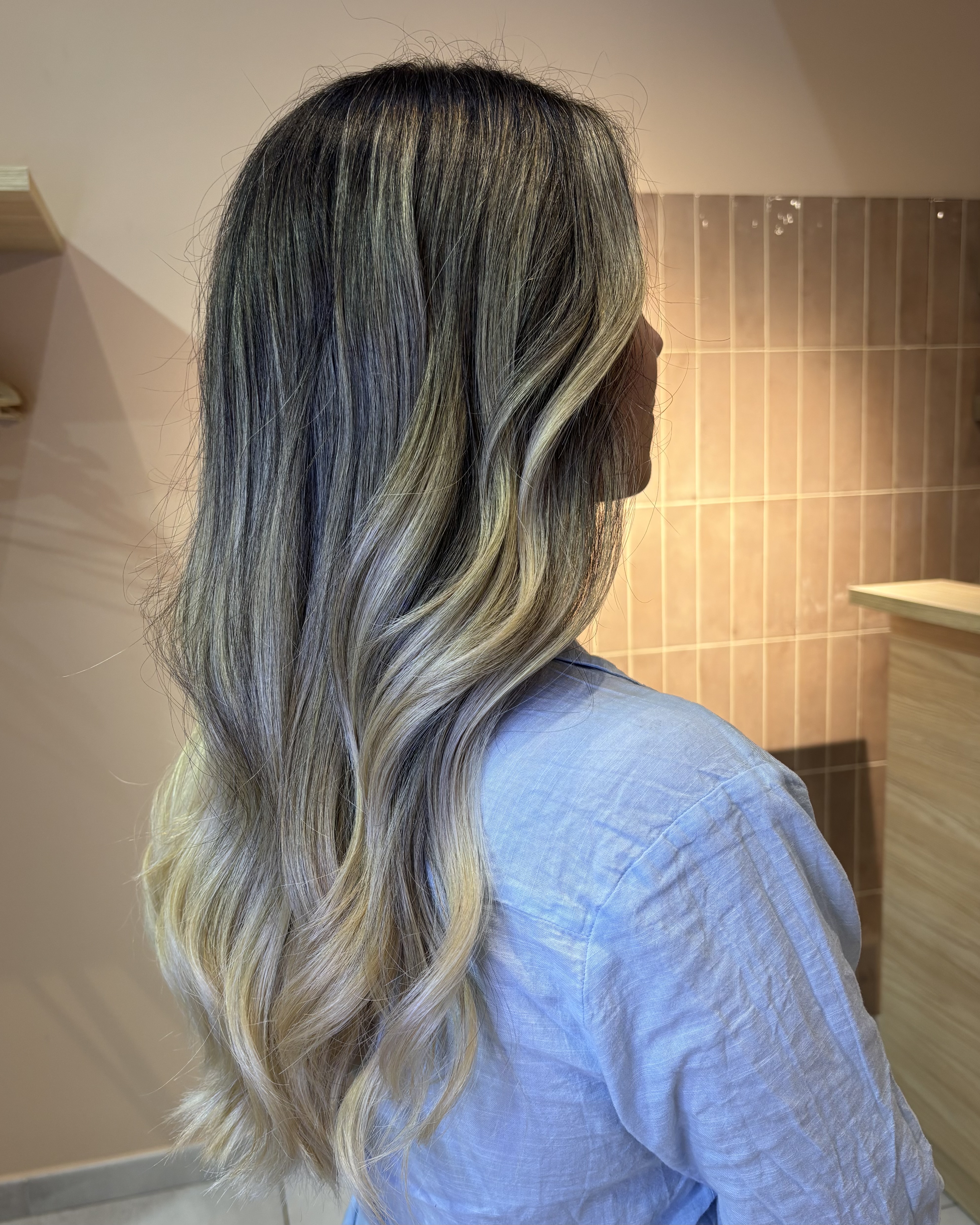Balayage Expert Imatge d'un tall de cabell i pentinat realitzat al saló de perruqueria