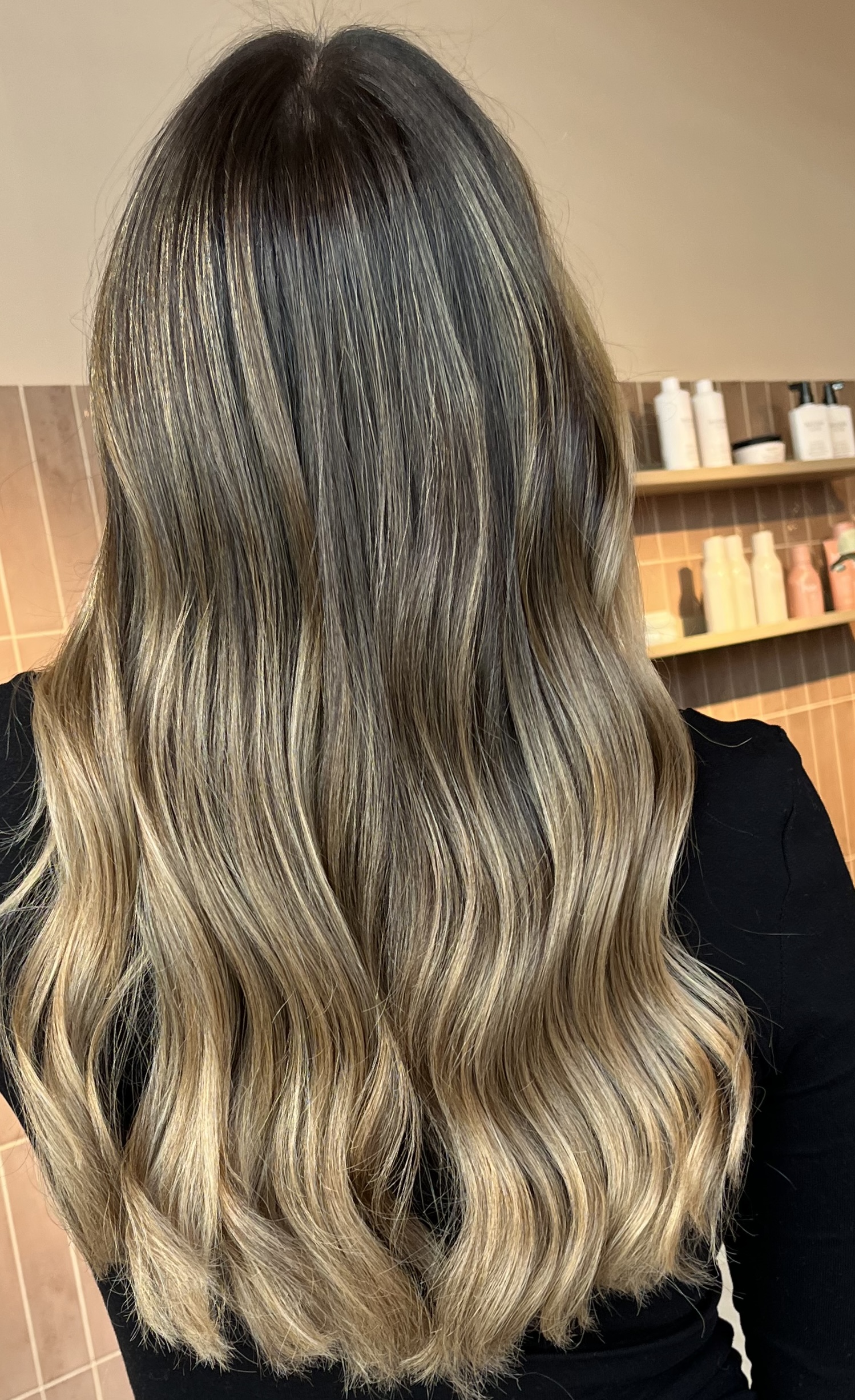 Balayage Honey Imatge d'un tall de cabell i pentinat realitzat al saló de perruqueria